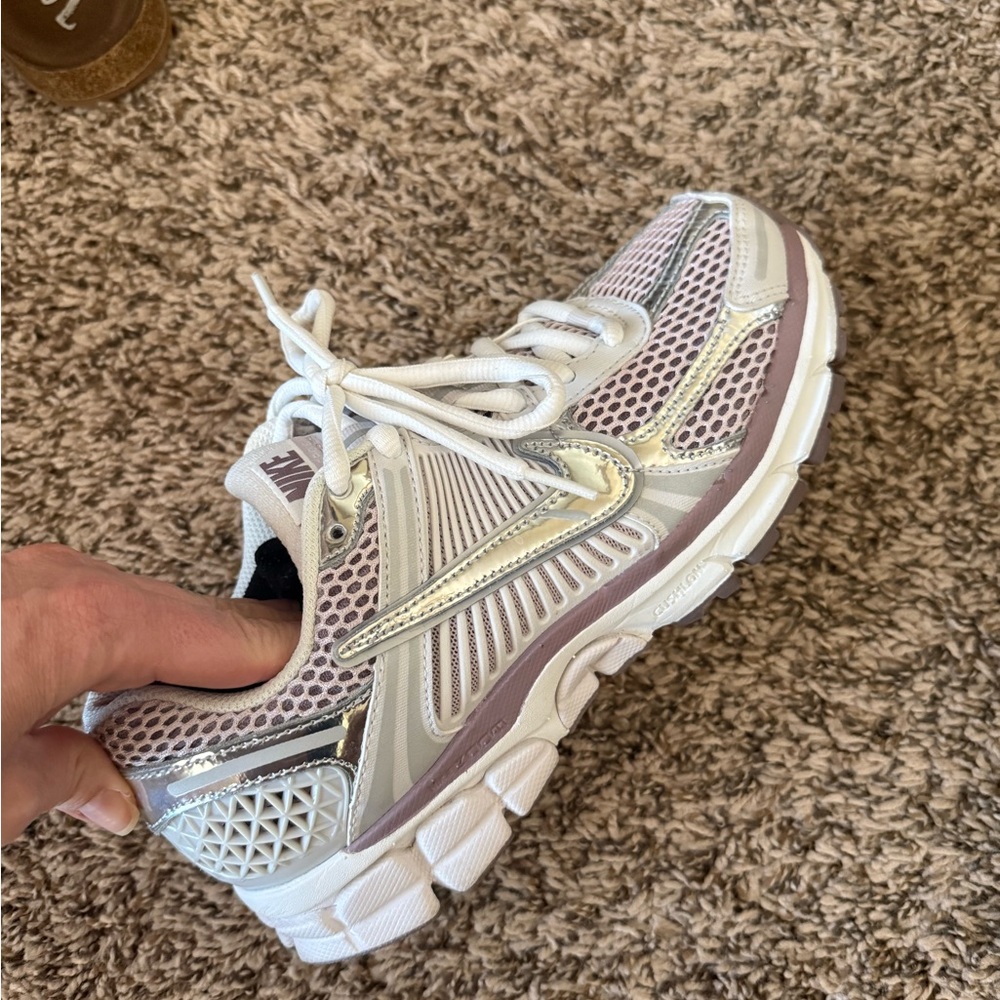 Nike Women's White and Silver Mauve Sneakers